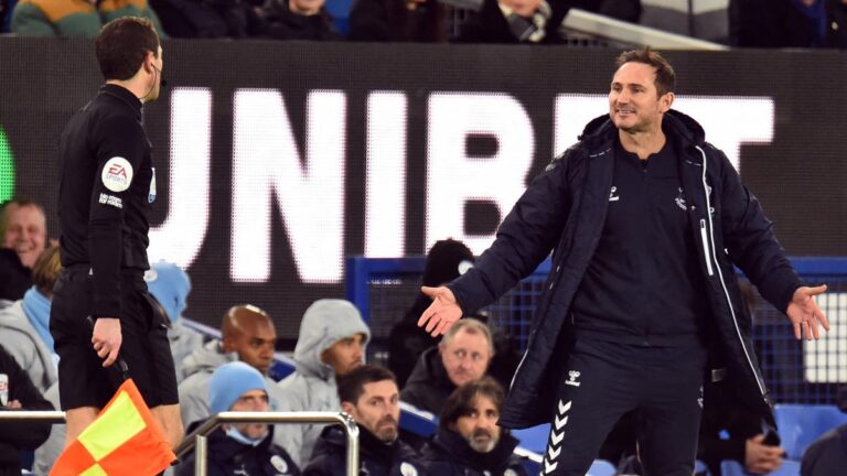 Reports | Referee’s chief Mike Riley apologised to Frank Lampard for VAR error